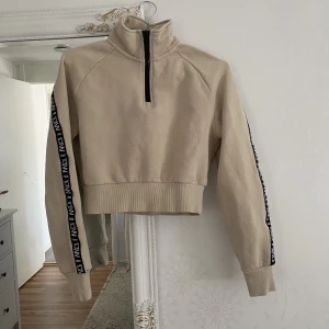 Tröja från ICIW - Fin croppad tröja från ICIW i storlek XS, men passar utan problem en S. Sällan använd. (Pris kan diskuteras vid snabb affär) Beige/brun i färgen 