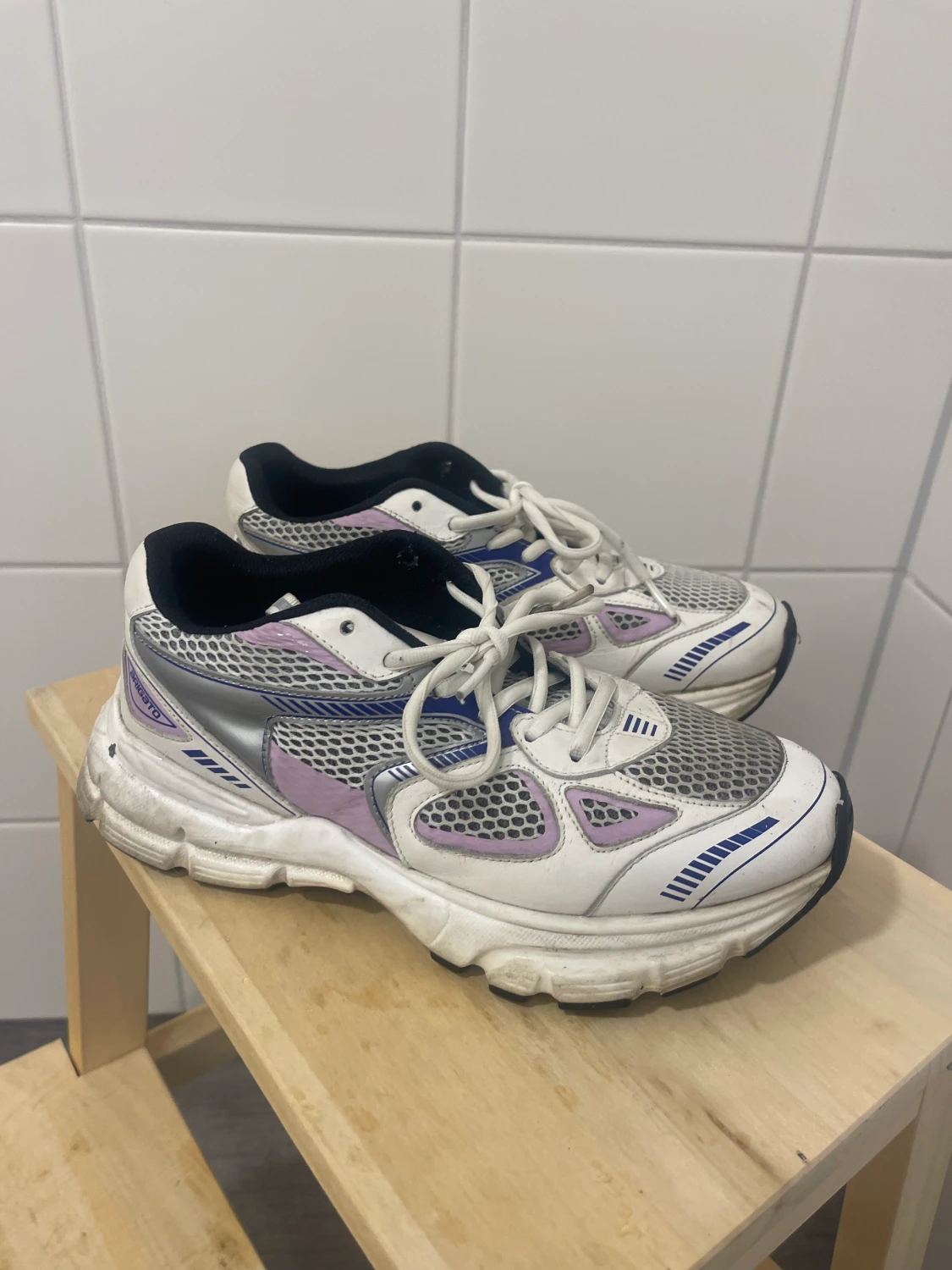 Marathon Runners- Axel Arigato