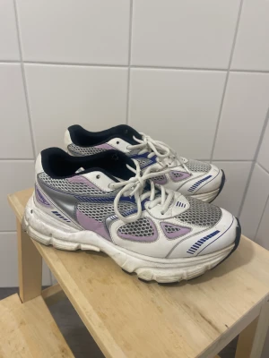 Marathon Runners- Axel Arigato - Ett par lila Marathon Runners från Axel Arigato. Använd flera gånger. 