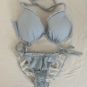 Bikini  - Jätte fin bikini. Toppen är 75D och trosan är 38.