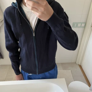 Massimo Dutti zip - Säljer denna pga att den blivit för liten, Storlek M men är liten i storlek. Fin Kashmir tröja i ett bra skick