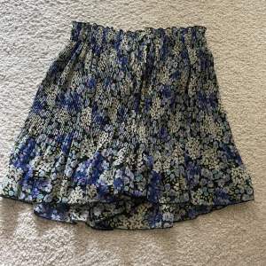 blommig kjol med underbyxor från new yorker. bra skick 