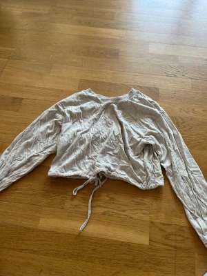 Topp  - Topp med knyte i botten 