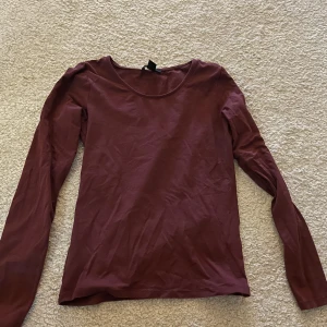 vinröd långärmad tröja  - tycker den sitter för tight på mig, därför säljer jag <3 är från new yorker 