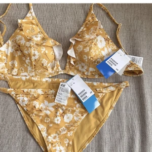 Bikini  - Helt ny. Trosan är 40 och toppen är 42. 