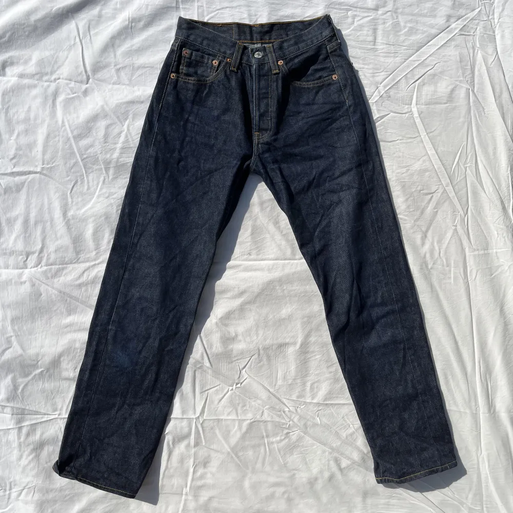 Ursnygga Levi’s 501 jeans som tyvärr är försmå på mig 💞inga defekter  . Jeans & Byxor.