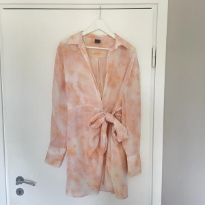 Omlottklänning - Jättefin långärmad omlottklänning med knytning i midjan i stl 42. Endast använd en gång så nästintill nyskick💘