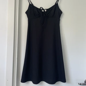 Svart klänning stl xs - Svart klänning från gina tricot. Använd enstaka gånger. Stl xs o passar mig som är 167🖤