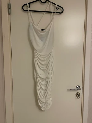 Studentklänning  - Helt ny bara lite blåa fläckar kvar av rökbomb som inte gick bort! Rynkad midklänning. Mjuk material. Kan säkert tas bort av andra medel. Testa och se! Använt en gång till utspring. Köpt för 540kr säljer för 200kr. Storlek 36 passar som 34 också.