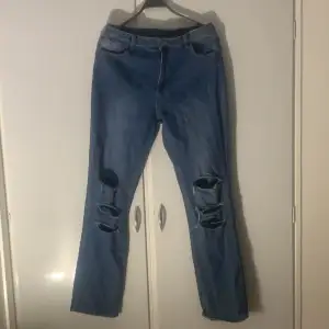 Dessa jeans är från shein och är väldigt små i storleken så skulle kunna passa S. byxorna ser inte så fina ut på kamera men ser bättre ut i verkligheten😊