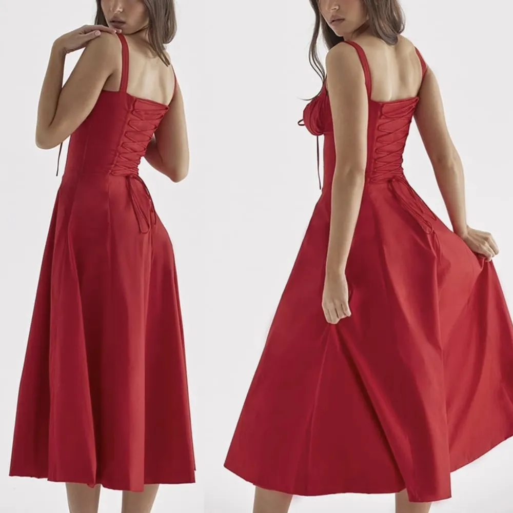 Superfin röd klänning som tyvärr var alldeles för liten för mig. Köpt på Amazon och oanvänd, endast testad. Bröst 78cm, midja 72cm. Klänningen har en slit på ena sidan och har även en dragkedja så den är enkel att få på och av. Nypris 320. Klänningar.