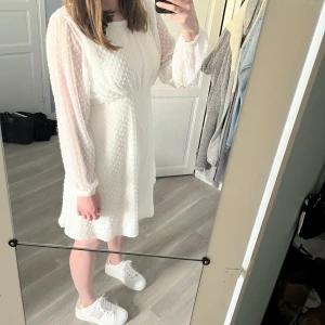 White and more klänning  - En vit fin klänning som tyvärr inte kommit till användning därav ett nytt skick. Klänningen är långärmad och går över knäna. Ett skönt och exklusivt material. Storlek 42. Märket White and more med nypris 2.100 kr. Hör gärna av er vid eventuella frågor:)) 