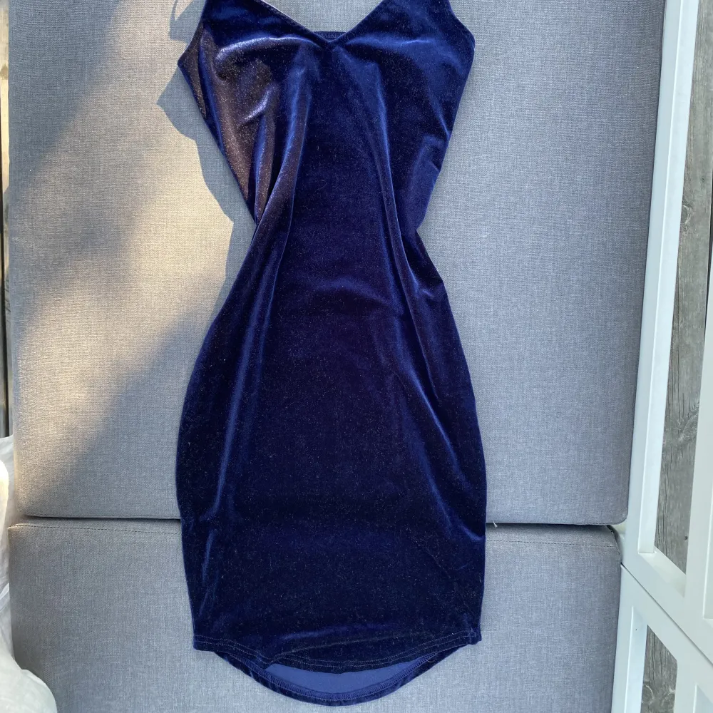 Mörkblå tight velour klänning från Bikbok. Slutar ovanför knäna. Fint skick, storlek S.. Klänningar.