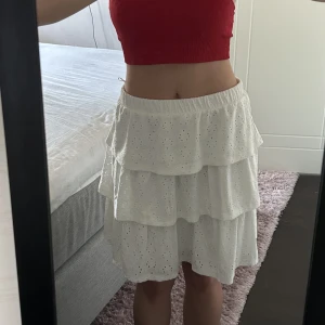 Volangkjol - Jättefin vit volangkjol från vila! Köpt på Nelly för 299kr och aldrig använd. Säljer eftersom den är för stor och lite för lång på mig!🩵