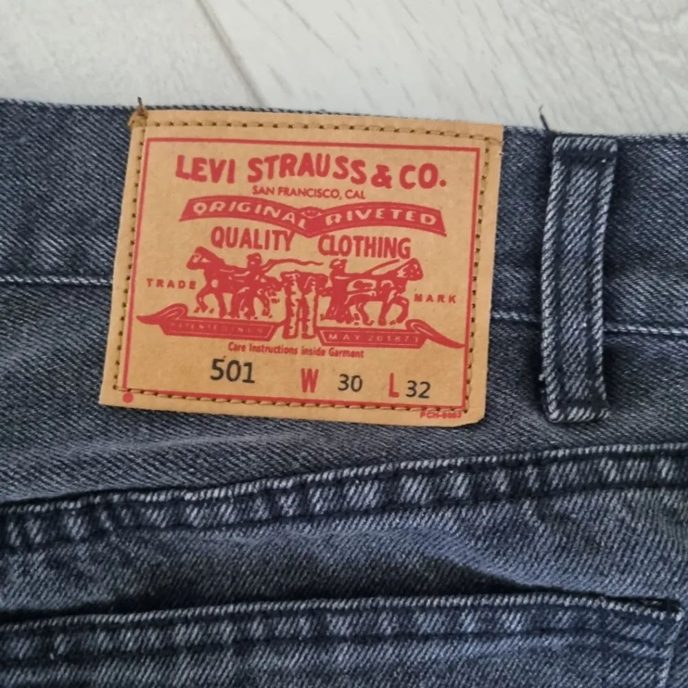 Skitsnygga Levi jeans dem passar till allt jag har redan 2 par så säljer dessa men 10/10 recomennd Haft mitt andra par i 1 år och har inte tagit någon skada än. Lägg ett prisförslag vet jag så kan vi diskutera priset.. Jeans & Byxor.