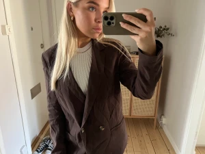 Brun kavaj - Säljer denna superfina kavajen i storlek S. Använd vid 3 tillfällen. Obs! Lite ostruken på bilden.