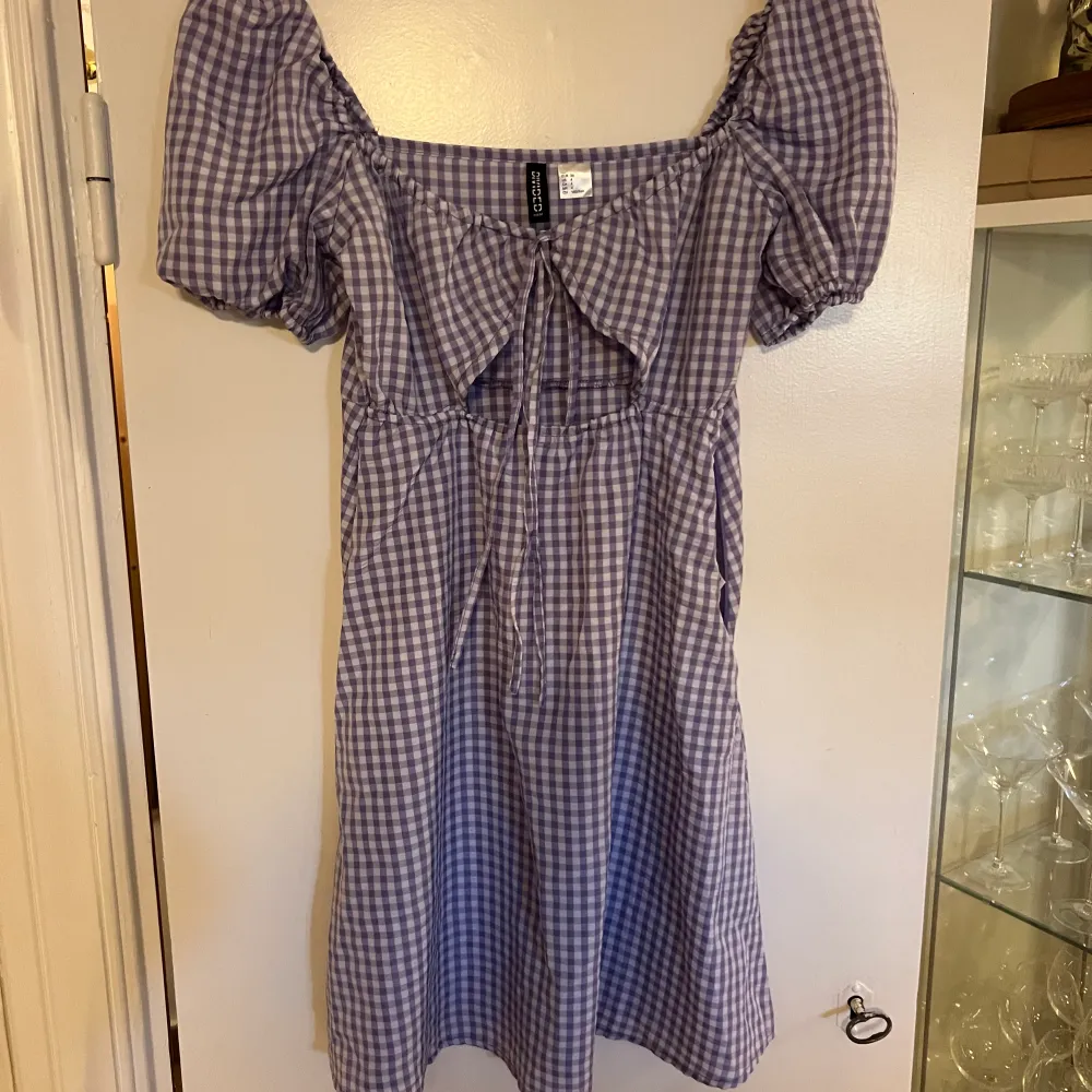 Lika rutig klänning från Hm. Perfekt till sommaren. . Mekot.