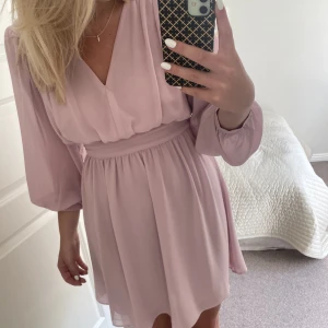 Sommarklänning - Så fin sommarklänning som tyvärr inte kommer till användning! Använd 1 gång! 💗💗