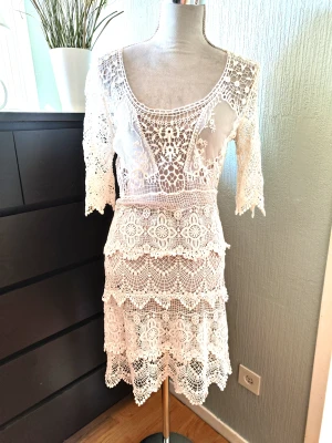 Spetsklänning  - Är i fint skick och passar Stl S 36 naturvit