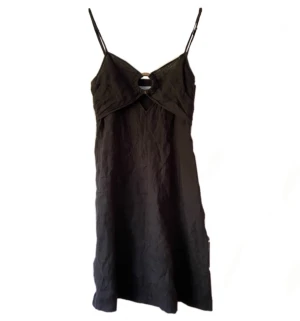 Linneklänning - Säljer en utav mina favorit klänningar så den är för liten för mig! Den har en superfin trä detalj i mitten och är gjord i linne. PERFEKT till sommaren🖤