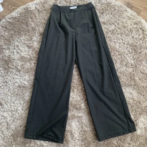 Gråa kostymbyxor - Gråa kostymbyxor från Bershka som använts endast ett fåtal gånger. Är i storlek 38 men jag har sytt om byxorna så att de passar mig som är 160 cm. 