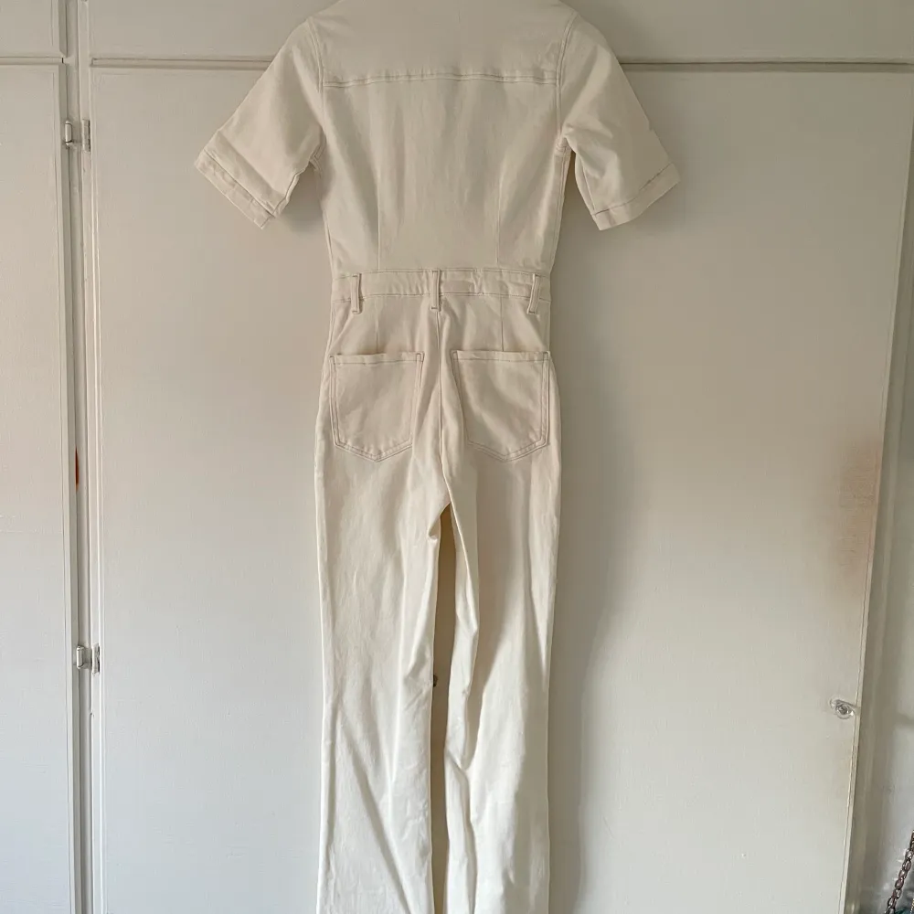 Jättesnygg vit jeans jumpsuit från Mango i storlek S. Inköpt våren 2022 och aldrig använt, lappen kvar. . Klänningar.