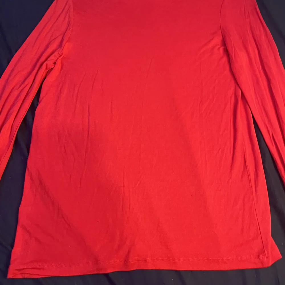 Simpel röd långärmad tröja med väldigt tunn material som är perfekt för sommaren. Den är oanvänd. Storleken som står på tröjan är S men skulle säga att den passar som M istället . Tröjor & Koftor.