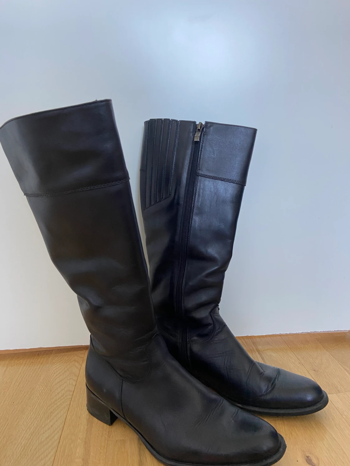 Svarta mid calf boots