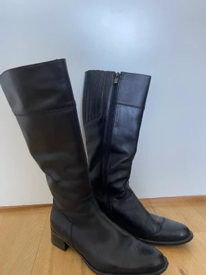 Svarta mid calf boots - Fint skick, fick precis hem från vinted men för små :( väldigt fina annars! 