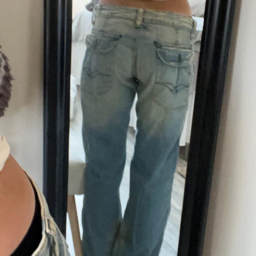 Fina Replay jeans, köppt på Sellpy. Säljs pga förstora och därför onte kommer till användning💕De är lite av klippta men passar mig i längden som är 166cm🌺. Jeans & Byxor.