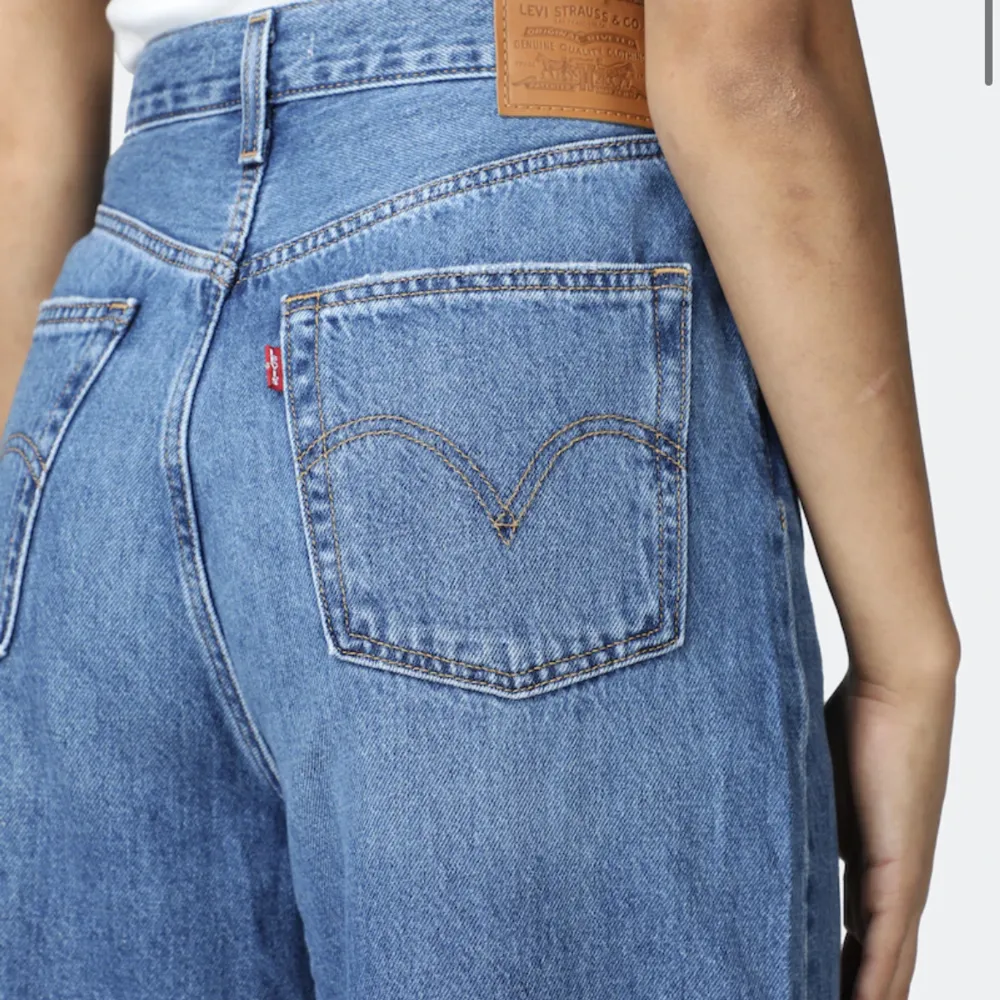 Nya Levis, använda ca 3 gånger men passar inte min stil så därav används ej. Jätte fina och sköna! Nypris 1400kr Frakt tillkommer. Jeans & Byxor.