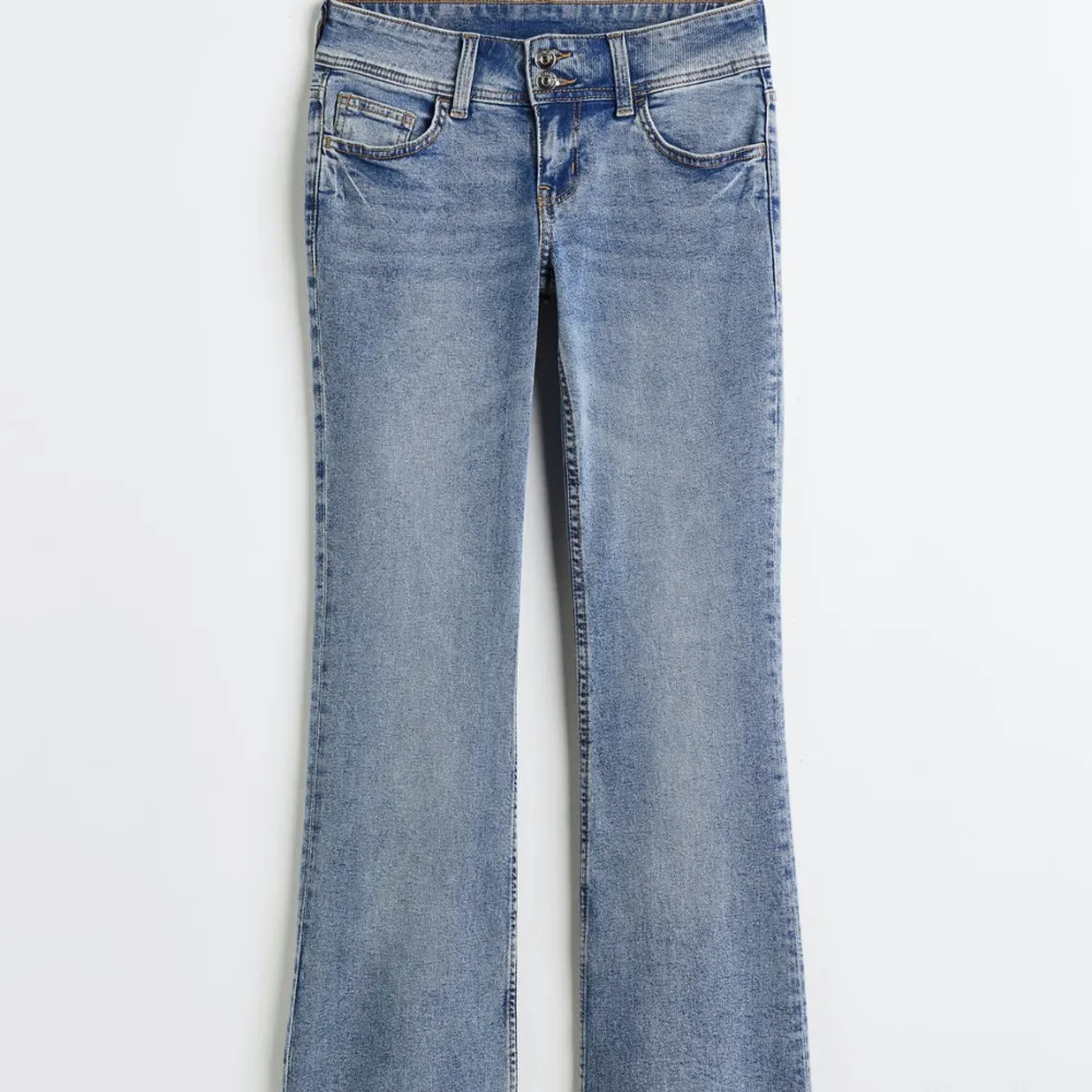 Low waist jeans, de är super sköna att ha på sig, sitter perfekt i storleken, säljer för att de är lite för långa, ser helt nya ut, inget defekt! STORLKEN är 36 men passar 34 ❤️❤️. Jeans & Byxor.
