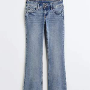 Low waist jeans, de är super sköna att ha på sig, sitter perfekt i storleken, säljer för att de är lite för långa, ser helt nya ut, inget defekt! STORLKEN är 36 men passar 34 ❤️❤️