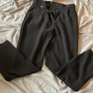 Svarta kostymbyxor från H&M med fejkade bakfickor! 🖤