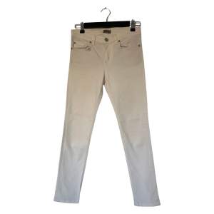 Jeans från Filippa K, modell Debbie Cropped Jeans. Använd, men utan anmärkning. Små i storleken, snarare en S än M  Storlek: M Material: 94% Cotton, 4% Polyester, 2% Elastine