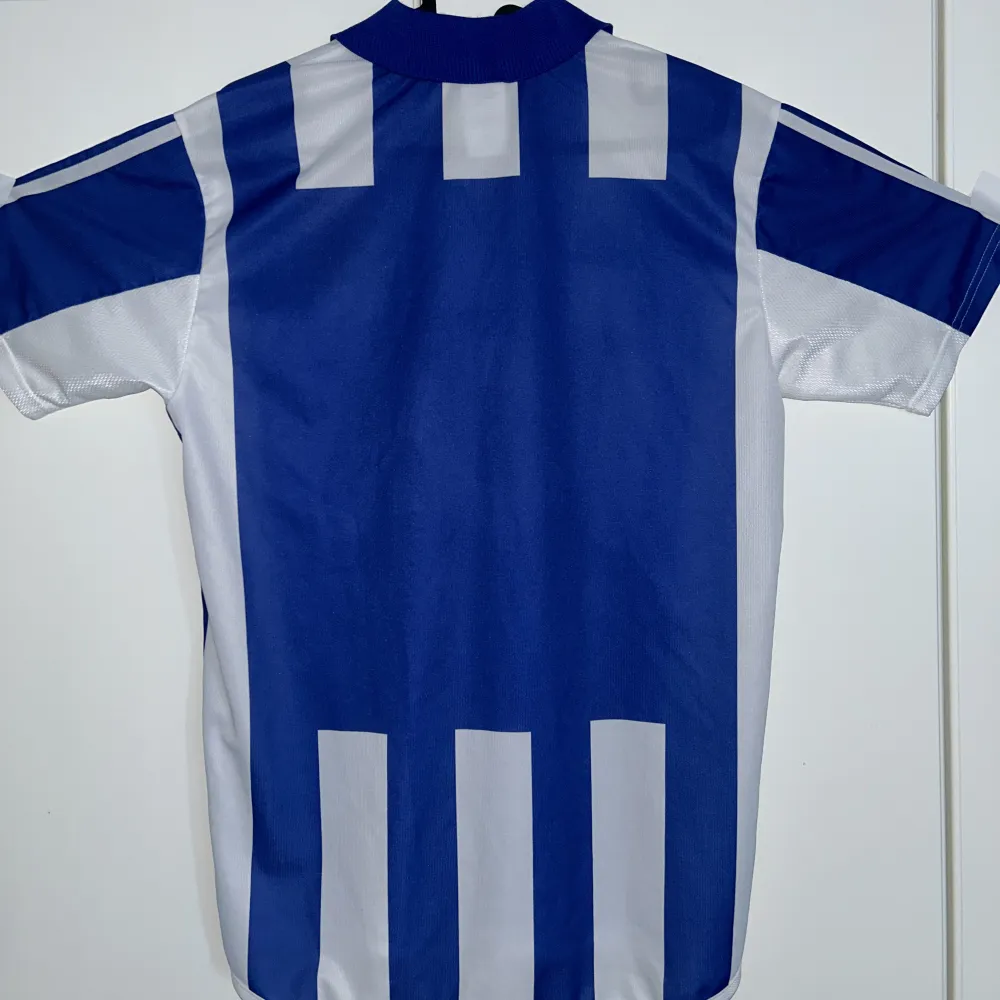 Säljer en gammal IFK matchtröja, aldrig används och passar till storlekar L/M. T-shirts.
