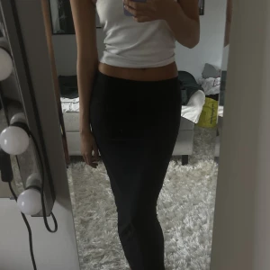 Svart lågmidjad kjol - Säljer denna svarta lågmidjade kjolen. Kan även bäras som highwaist om man föredrar det men då blir den mer midi längd🥰 Åker på semester i en månad med start från 1 juli så passa på nu ifall du vill ha de levererat så snabbt som möjligt🫶🏻 LÄS BIO!❌
