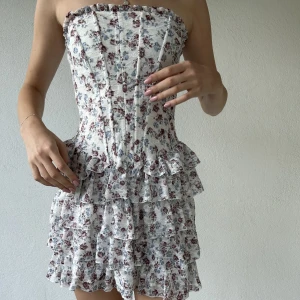 Bandeuklännig med volang och korsett - Världens snyggaste bandeuklänning med korsettöverdel och volangkjol❤️❤️