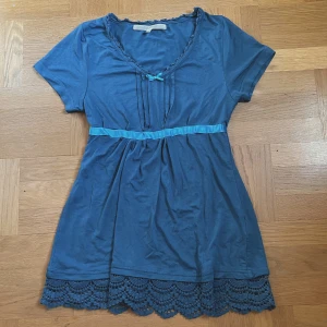 Turkos blus - Gullig turkos blus jag själv sytt om 💙 Har tyvärr vuxit ur den men ser prima ut på xs 🌟