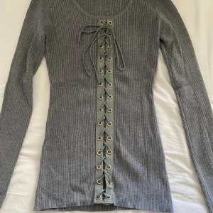 Tröja - Står ingen storlek men skulle gissa på storlek S. Väldigt skönt material som är rätt så stretchigt. Aldrig använd.