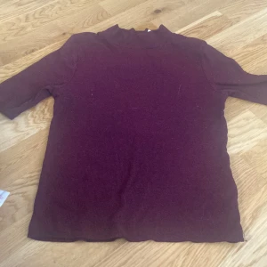 T-Shirt - säljer en vinröd ribbad polo T-Shirt från Hm i storlek S men den passar även folk som har storlek M