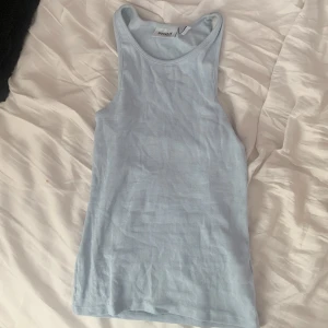 Blå toop från Weekday - Super fin topp från weekday i storlek s. Passar perfekt till sommaren💙💙