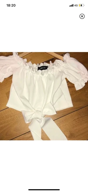 Knytblus - Supersöt, nypris 300kr, aldrig använd endast testas och tvättad💕