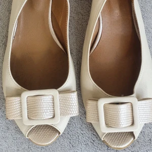 Vintage Sandaler Mathilda Djerf stil - Super söta beiga klackskor i strl 40 (passar även 39). Rosett ock kilklack. 2000s Mathilda Djerf liknande!💗💗💋🍒