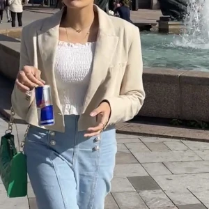 Kort blazer  - Fin kort blazer från zara som inte kommer till användning längre! I skick som ny! Nypris 399