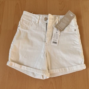 Shorts  - Helt nya och oanvända. Från Gina Tricot, märke Molly.  