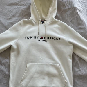 Vit Tommy Hilfiger Hoodie - Vit Tommy hilfiger hoodie storlek M