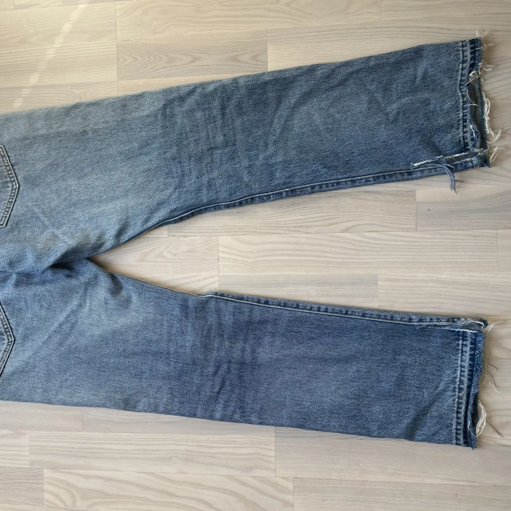 Säljer ett par Levis jeans i väldigt bra skick som är klippta och fixade ner till, storlek 32 32 och en snygg vintage tvätt. Farkut & Housut.