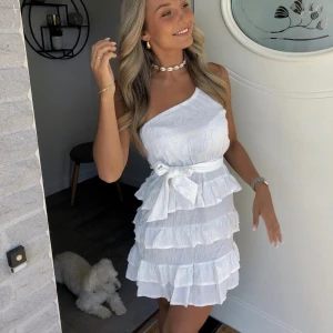 Vit sommarklänning - Säljer denna underbara klänning, perfekt nu till sommaren <3 storlek s och väldigt fint skick! Använd 2 gånger 