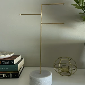 Smyckeshängare - Hej! Säljer denna smyckeshängare i guld med vit marmor sten. Superfin och i bra skick men får tyvärr inte plats med den längre :( smyckena ingår inte, köpare står för frakten. 